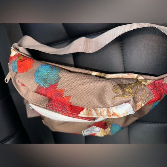 Floral brown herschel fanny pack - Picture 5 of 8